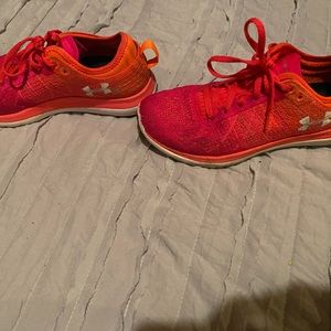 Woman’s under armour tennis shoes 7.5